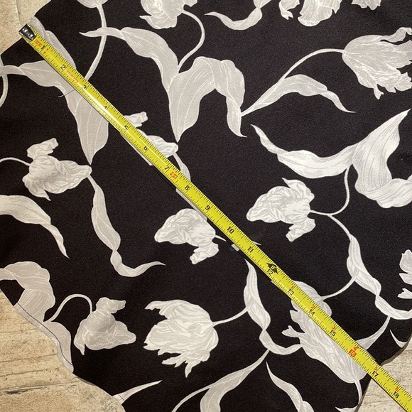 Banana Republic Factory black/white Floral Peplum Short Sleeve Blouse. Size S - Picture 9 of 10